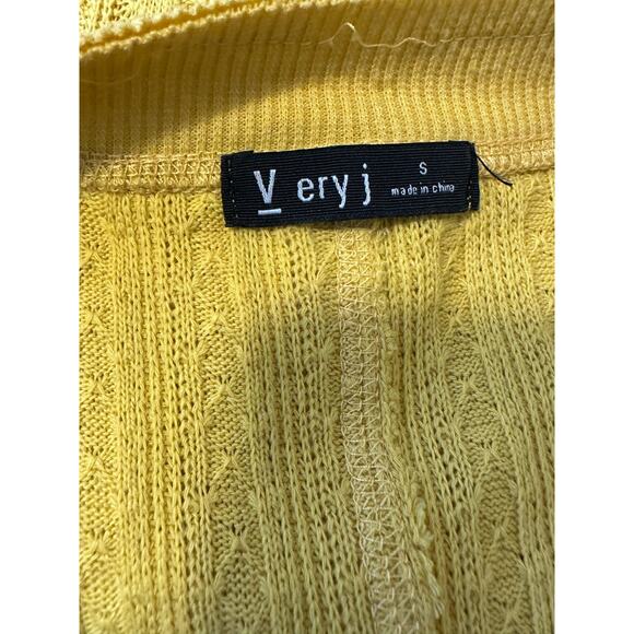 Very J  Mustard Yellow Crop Oversized Buttoned Cardigan size Small - Picture 3 of 10